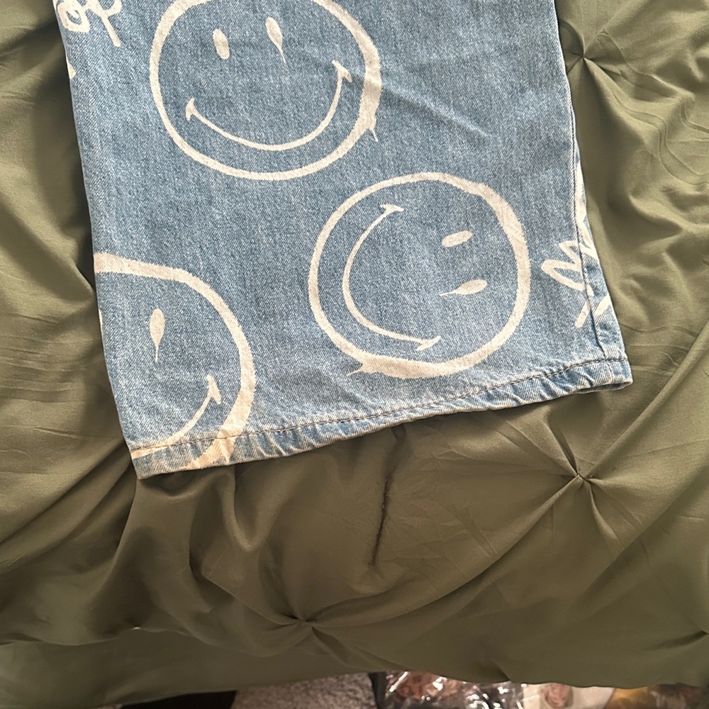 H&M Light Blue Denim High Rise Jeans with White Smiley Print - Picture 6 of 7